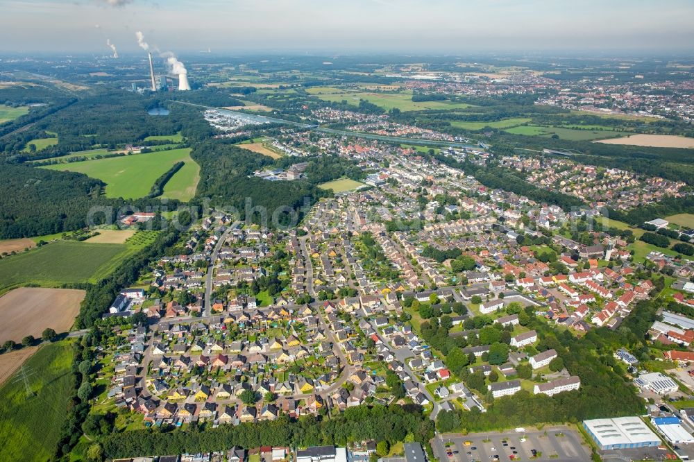 Bergkamen from the bird's eye view: Residential area of a multi-family house settlement Westfalenstrasse - Overberger street in Bergkamen in the state North Rhine-Westphalia