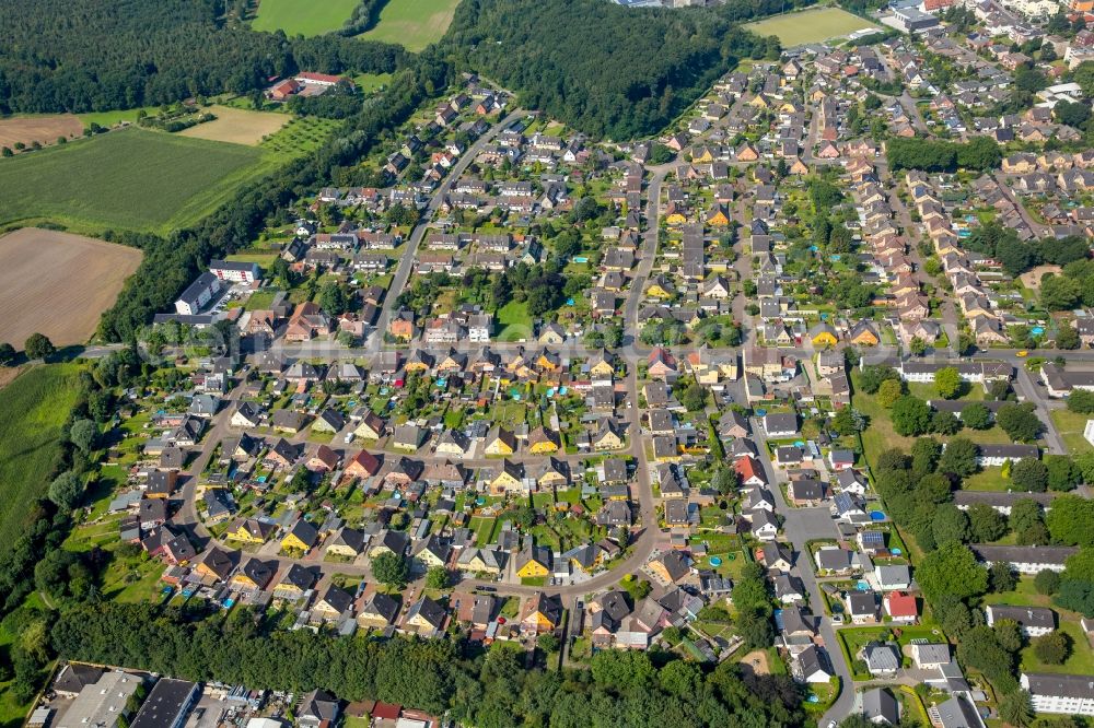 Aerial image Bergkamen - Residential area of a multi-family house settlement Westfalenstrasse - Overberger street in Bergkamen in the state North Rhine-Westphalia