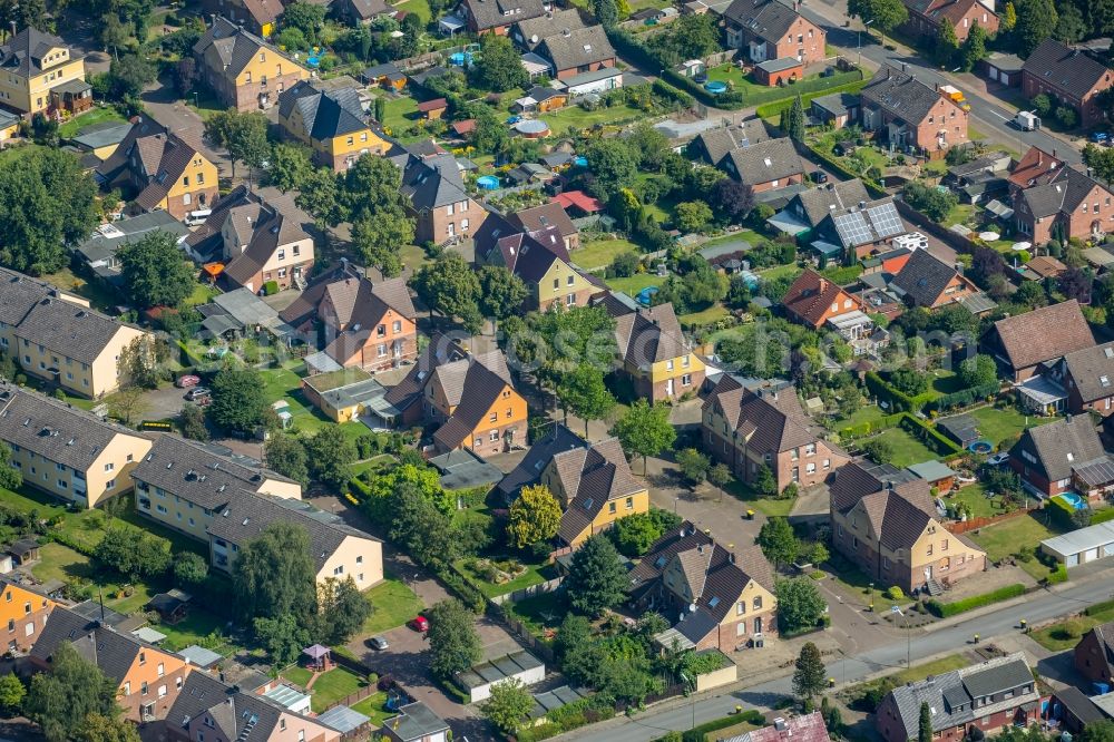 Bergkamen from the bird's eye view: Residential area of a multi-family house settlement in the Knappenstrasse in Bergkamen in the state North Rhine-Westphalia