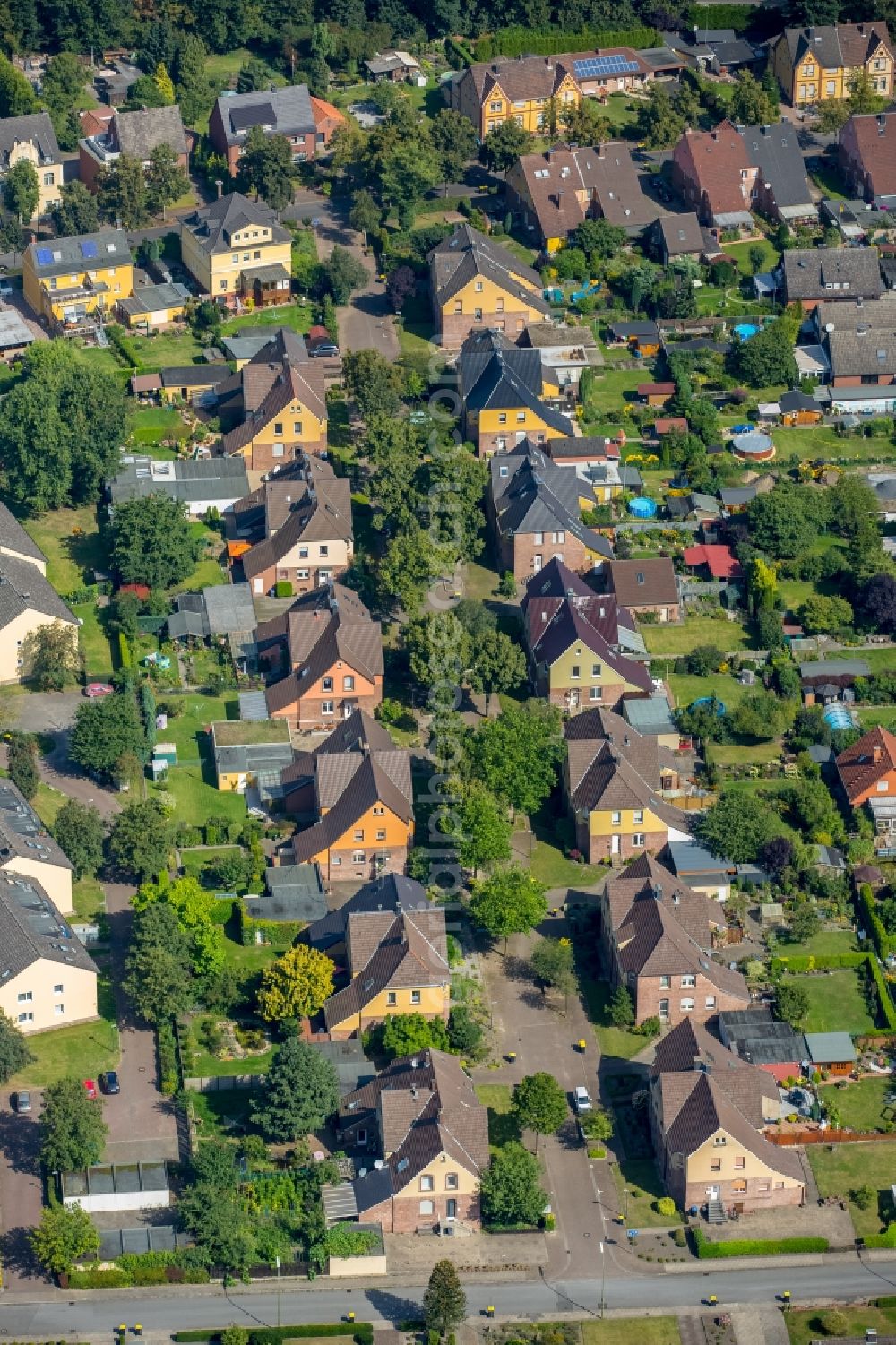 Aerial photograph Bergkamen - Residential area of a multi-family house settlement in the Knappenstrasse in Bergkamen in the state North Rhine-Westphalia