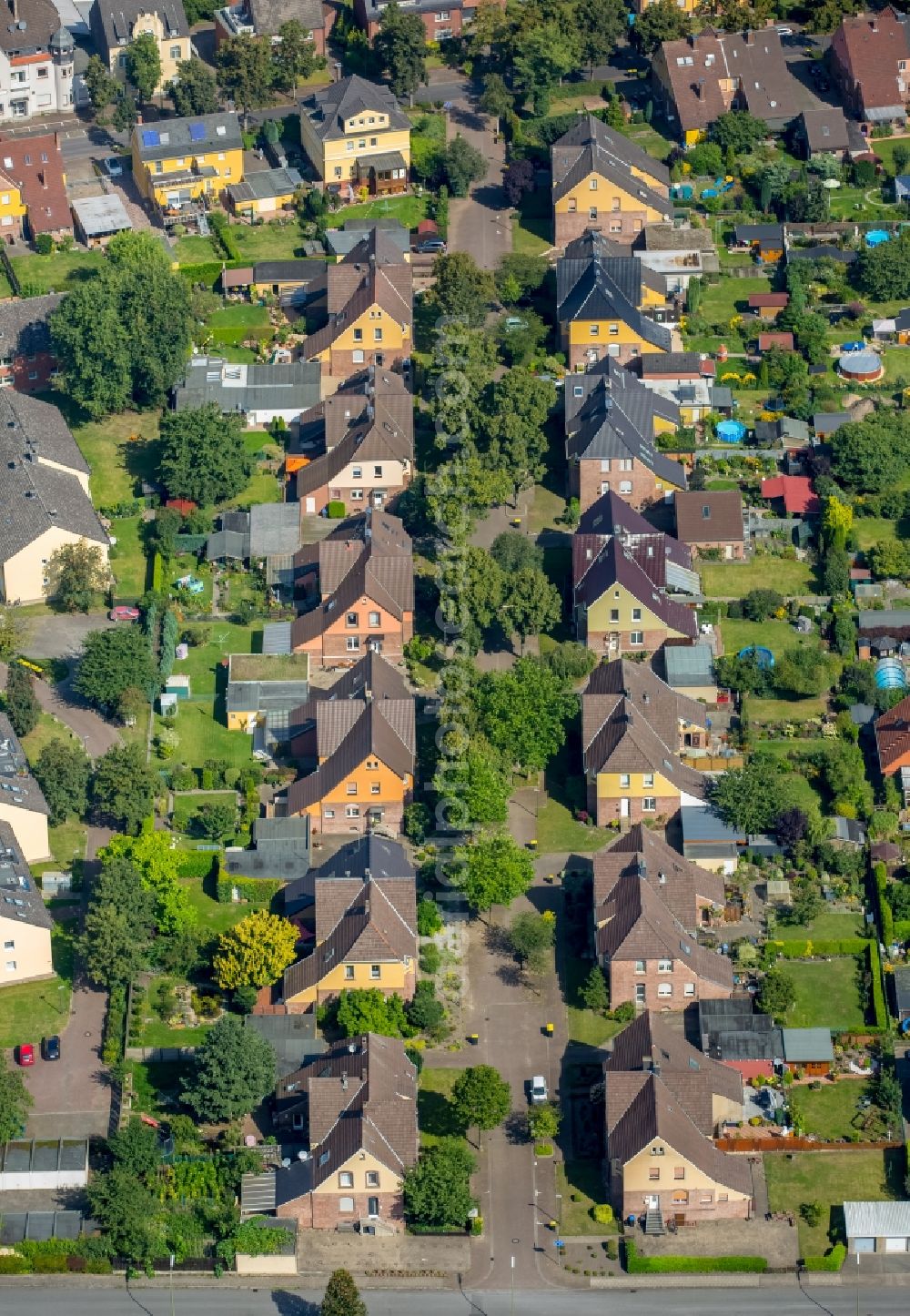 Bergkamen from above - Residential area of a multi-family house settlement in the Knappenstrasse in Bergkamen in the state North Rhine-Westphalia