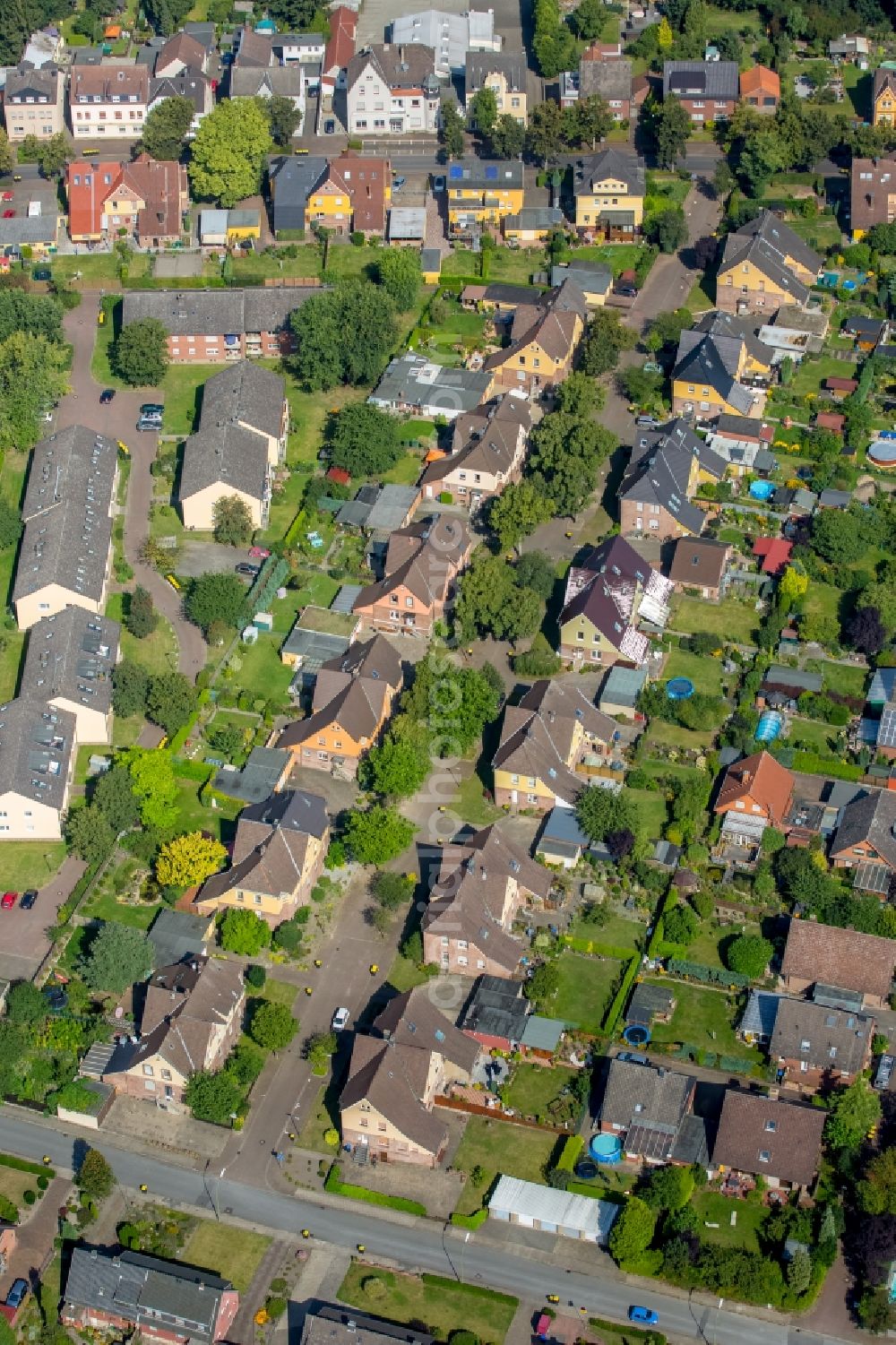 Bergkamen from the bird's eye view: Residential area of a multi-family house settlement in the Knappenstrasse in Bergkamen in the state North Rhine-Westphalia