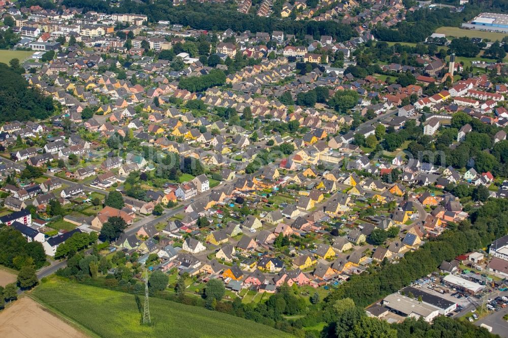 Aerial photograph Bergkamen - Residential area of a multi-family house settlement Westfalenstrasse - Overberger street in Bergkamen in the state North Rhine-Westphalia