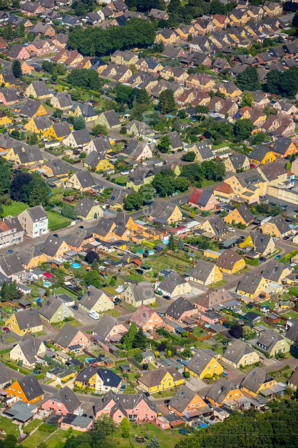 Bergkamen from above - Residential area of a multi-family house settlement Westfalenstrasse - Overberger street in Bergkamen in the state North Rhine-Westphalia