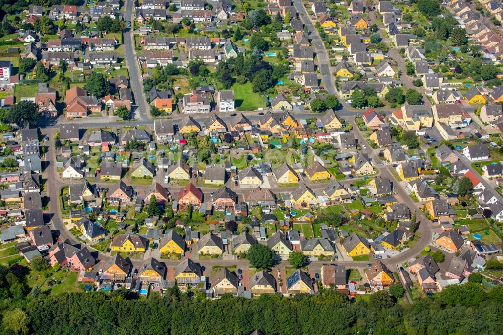 Aerial photograph Bergkamen - Residential area of a multi-family house settlement Westfalenstrasse - Overberger street in Bergkamen in the state North Rhine-Westphalia