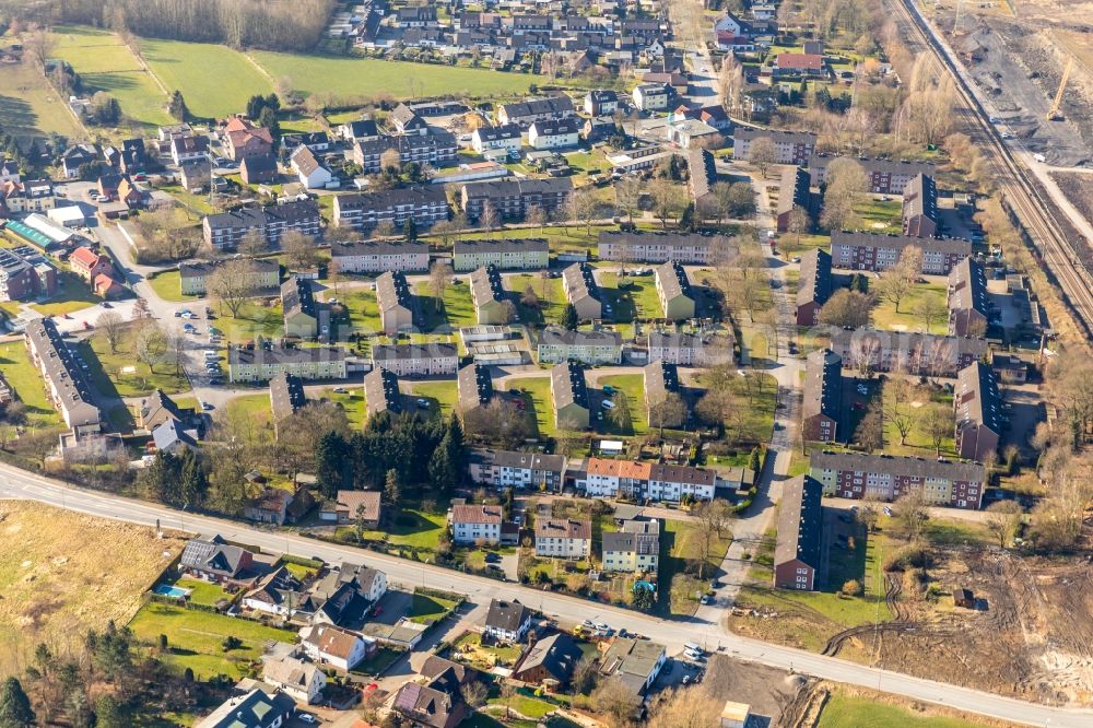 Aerial photograph Bergkamen - Residential area of the multi-family house settlement along the Hans-Boeckler-Strasse - Friedenstrasse in Bergkamen in the state North Rhine-Westphalia, Germany