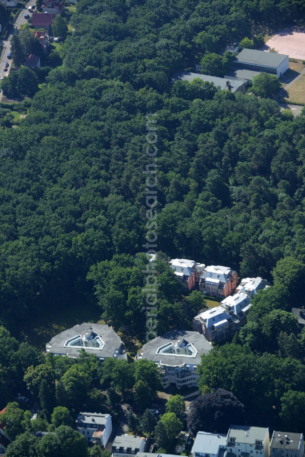 Berlin from above - Roof and wall structures in residential area of a multi-family house settlement Libboldallee in Berlin in Germany