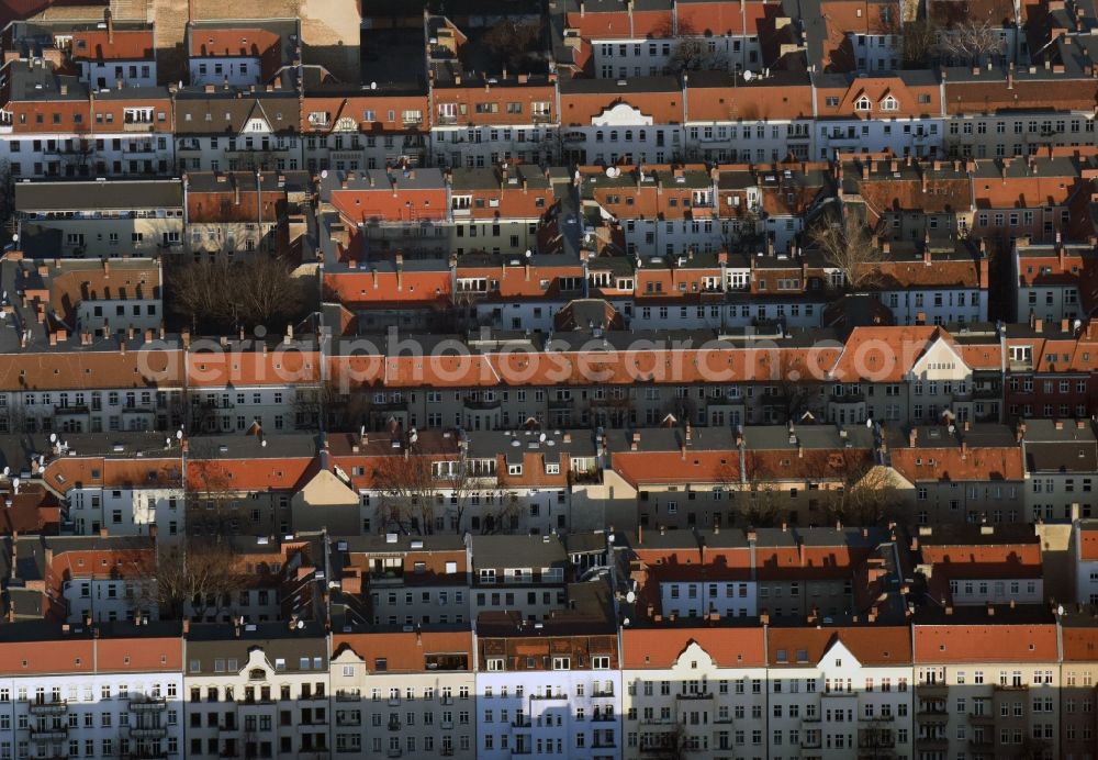 Aerial image Berlin - Roof and wall structures in residential area of a multi-family house settlement on Sonnenallee destrict Neukoelln in Berlin in Germany