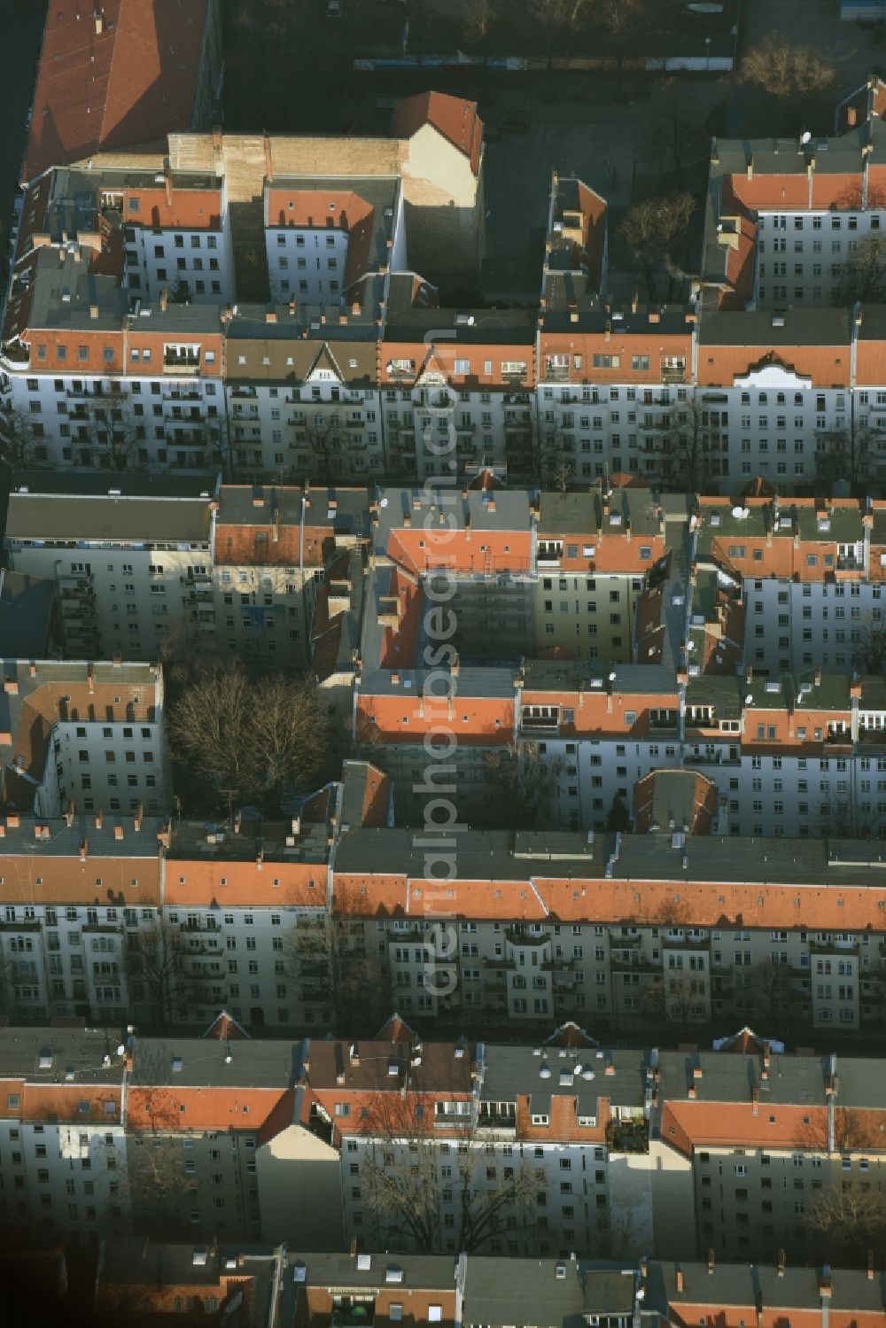 Aerial photograph Berlin - Roof and wall structures in residential area of a multi-family house settlement on Sonnenallee destrict Neukoelln in Berlin in Germany