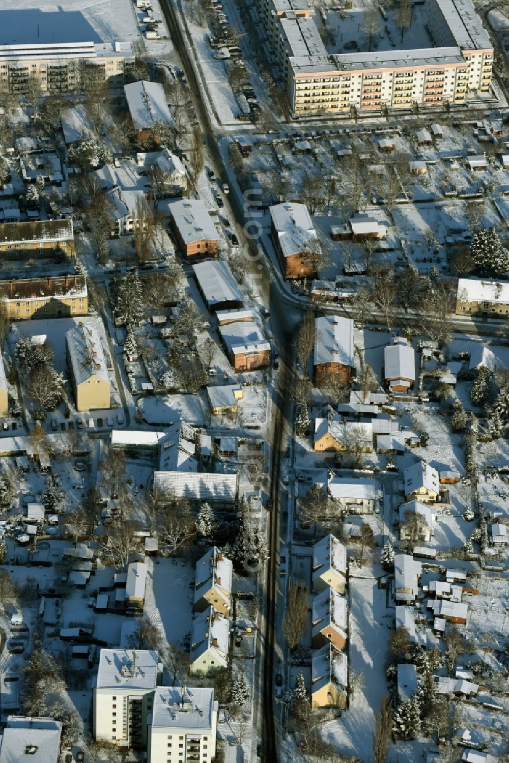 Berlin from the bird's eye view: Winterly snowy residential area of a multi-family house settlement besides the Alte Hellersdorfer Strasse in Berlin in Germany