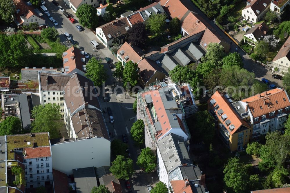 Berlin from above - Residential area of a multi-family house settlement Richardstrasse am Richardplatz im Bezirk Neukoelln in Berlin in Berlin, Germany