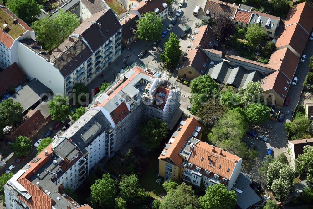 Aerial image Berlin - Residential area of a multi-family house settlement Richardstrasse am Richardplatz im Bezirk Neukoelln in Berlin in Berlin, Germany