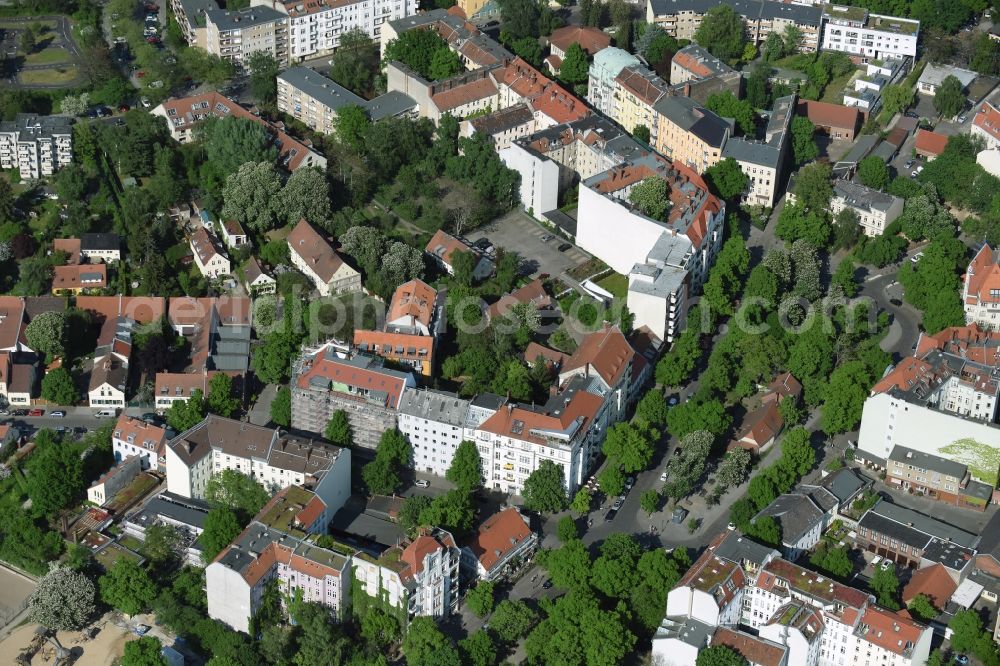 Aerial image Berlin - Residential area of a multi-family house settlement Richardstrasse am Richardplatz im Bezirk Neukoelln in Berlin in Berlin, Germany