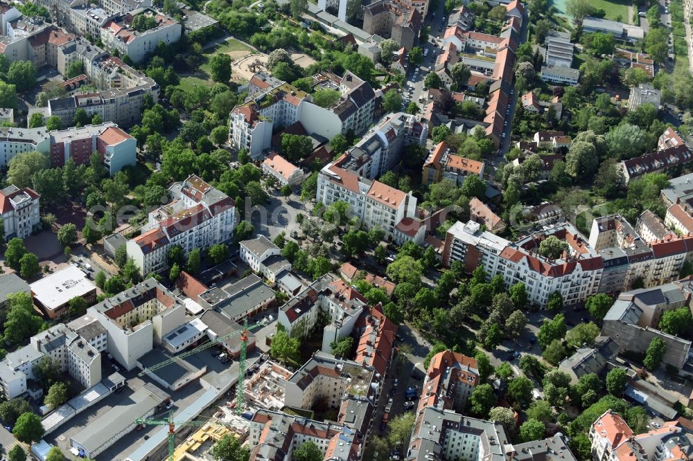 Berlin from the bird's eye view: Residential area of a multi-family house settlement Richardstrasse am Richardplatz im Bezirk Neukoelln in Berlin in Berlin, Germany