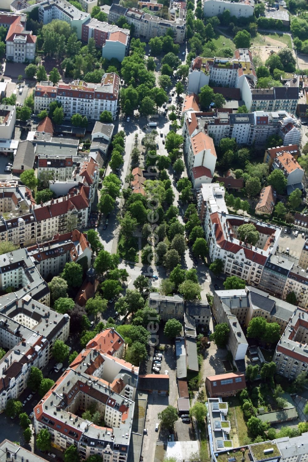 Aerial image Berlin - Residential area of a multi-family house settlement Richardstrasse am Richardplatz im Bezirk Neukoelln in Berlin in Berlin, Germany