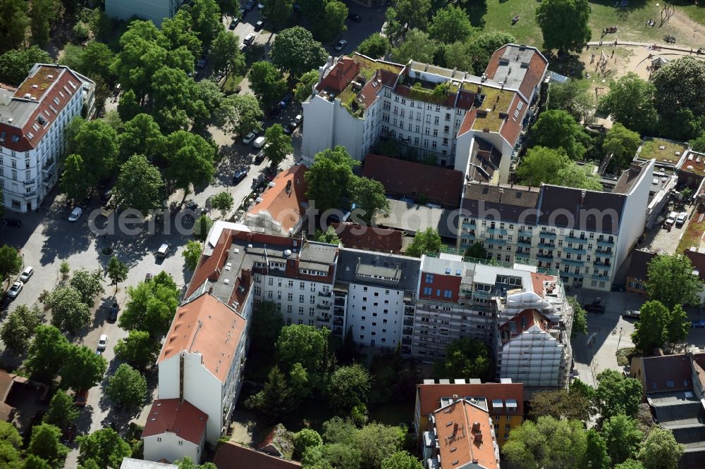 Aerial photograph Berlin - Residential area of a multi-family house settlement Richardstrasse am Richardplatz im Bezirk Neukoelln in Berlin in Berlin, Germany