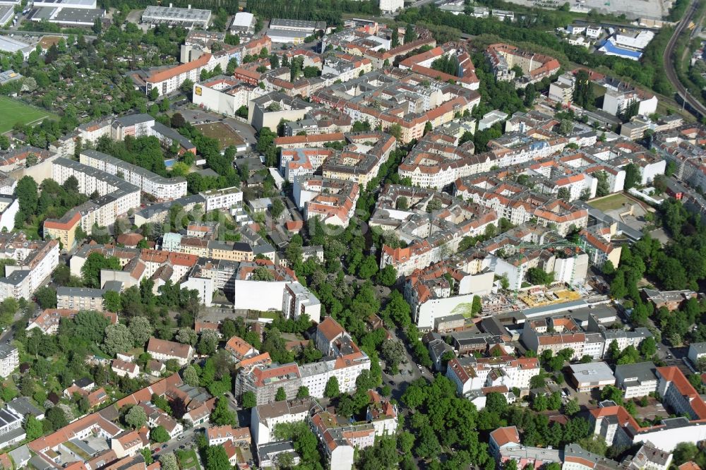 Berlin from the bird's eye view: Residential area of a multi-family house settlement Richardstrasse am Richardplatz im Bezirk Neukoelln in Berlin in Berlin, Germany