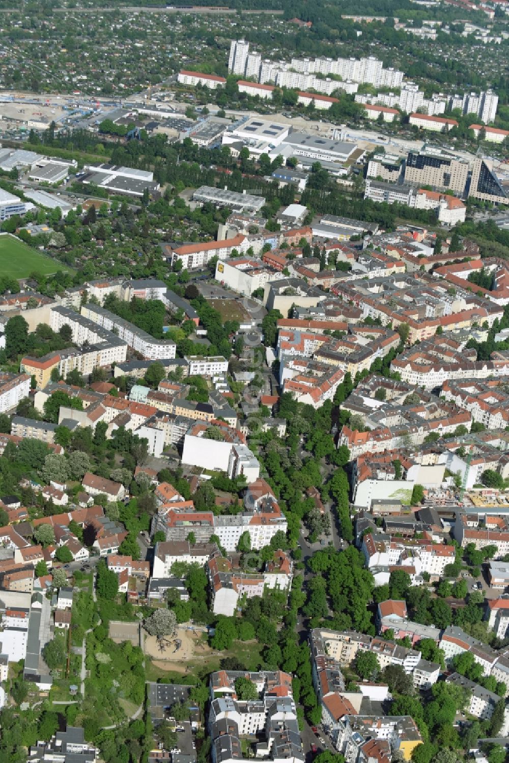 Aerial image Berlin - Residential area of a multi-family house settlement Richardstrasse am Richardplatz im Bezirk Neukoelln in Berlin in Berlin, Germany