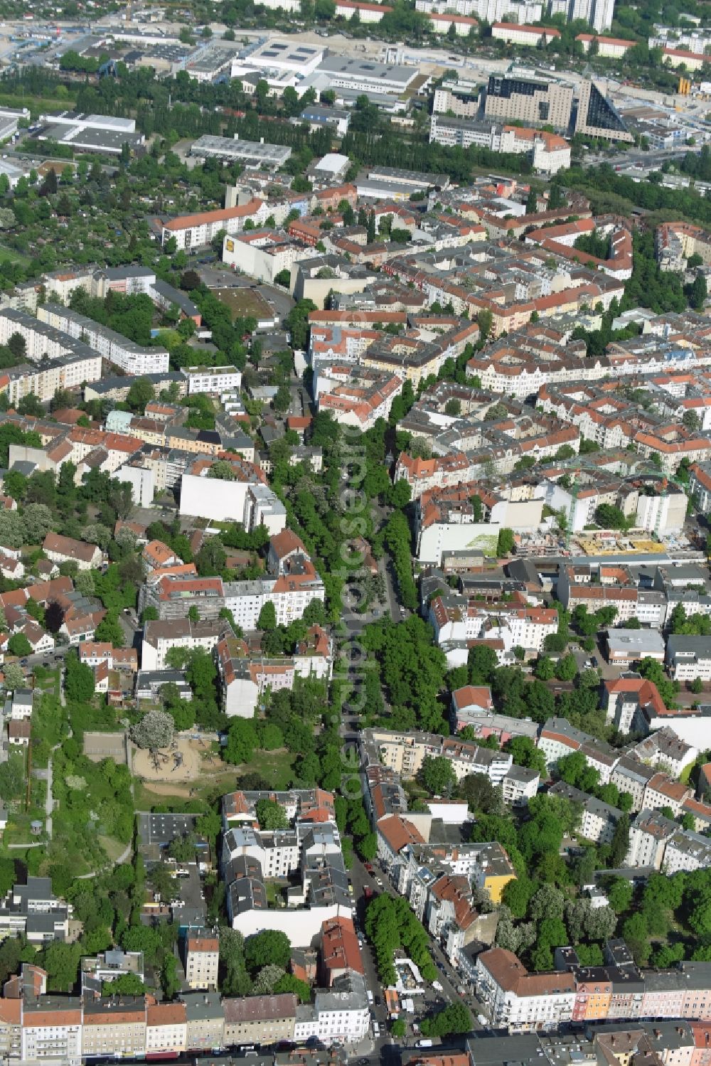 Aerial photograph Berlin - Residential area of a multi-family house settlement Richardstrasse am Richardplatz im Bezirk Neukoelln in Berlin in Berlin, Germany