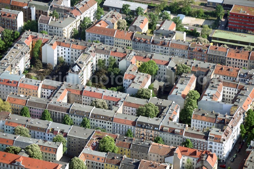 Aerial photograph Berlin - Residential area of a multi-family house settlement Schoeneweider and Braunschweiger Strasse in Berlin, Germany