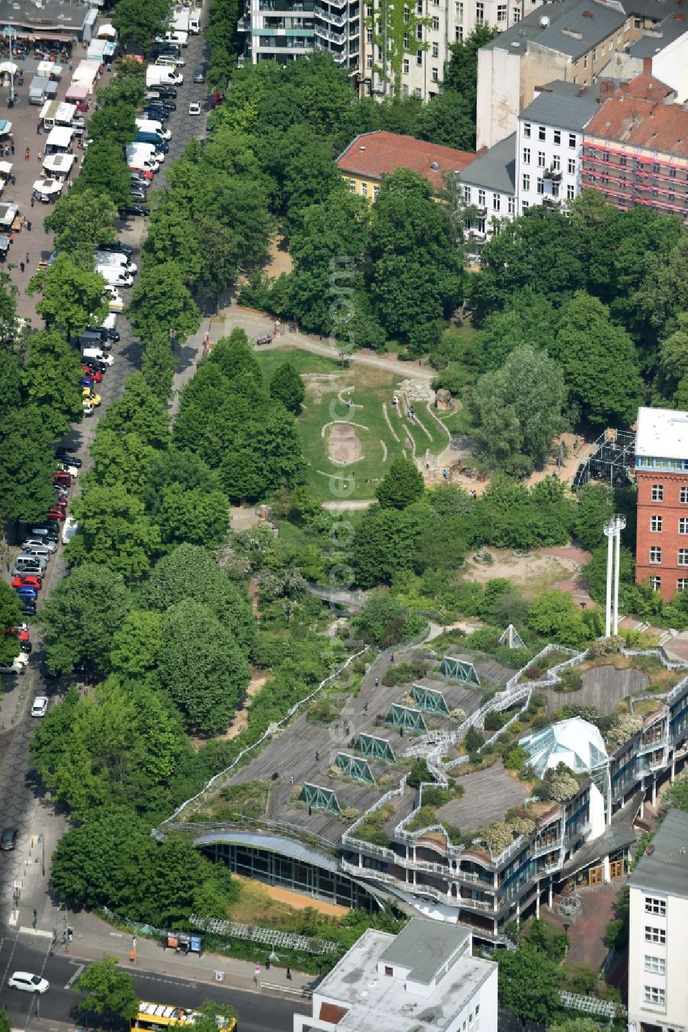 Aerial image Berlin - Residential area of a multi-family house settlement Pallasstrasse - Gleditschstrasse in Berlin in Berlin, Germany