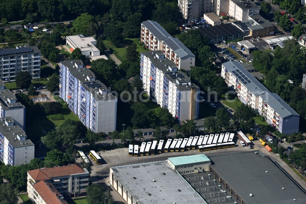 Aerial photograph Berlin - Roof and wall structures in residential area of a multi-family house settlement at Holzmindener street in the district Neukoelln in Berlin