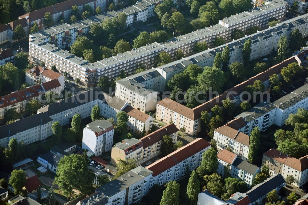 Aerial image Berlin - Roof and wall structures in residential area of a multi-family house settlement at Heinrichsstreet and Bietzkestreet in the districts Lichtenberg and Friedrichsfelde in Berlin