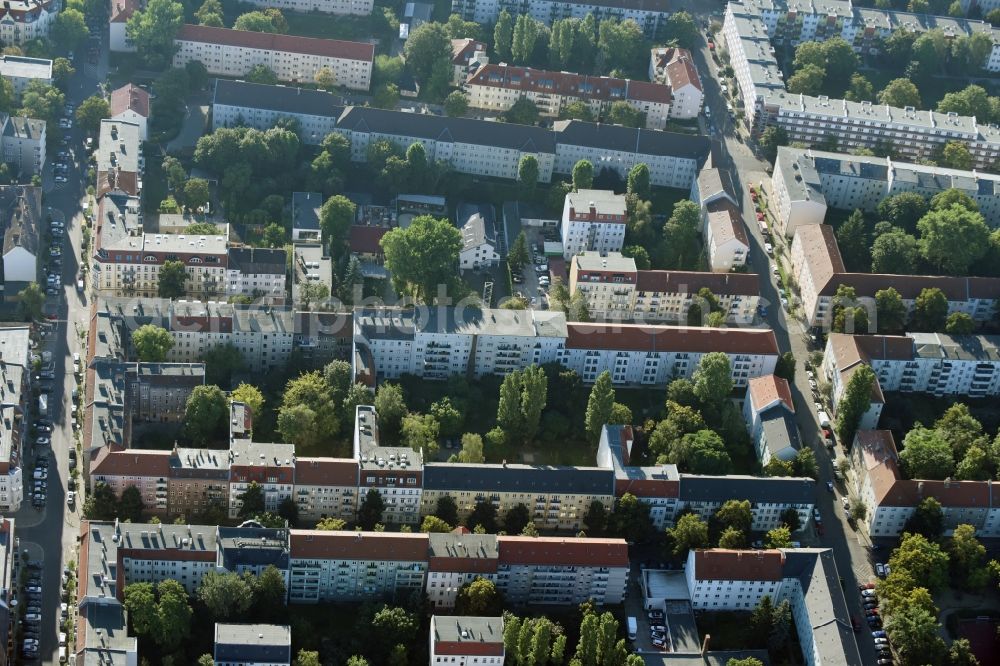 Aerial photograph Berlin - Roof and wall structures in residential area of a multi-family house settlement at Heinrichsstreet and Bietzkestreet in the districts Lichtenberg and Friedrichsfelde in Berlin