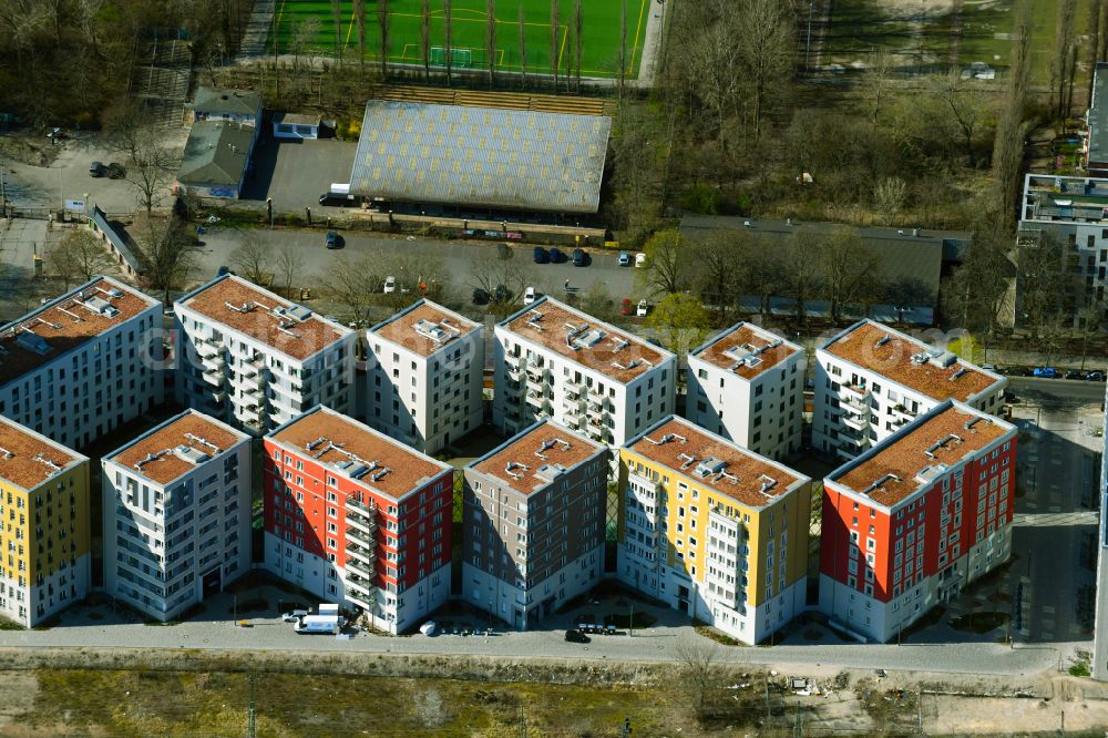Aerial image Berlin - Residential area of the multi-family house settlement on street Klara-Franke-Strasse in the district Moabit in Berlin, Germany