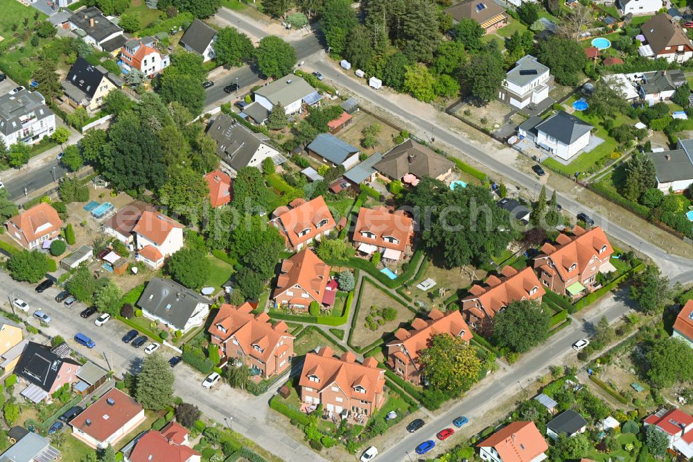 Aerial photograph Berlin - Residential area of a multi-family house settlement on Eichenstrasse - Jaegerstrasse in the district Kaulsdorf in Berlin, Germany