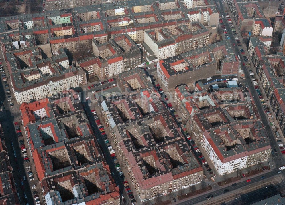 Aerial image Berlin - Roof and wall structures in residential area of a multi-family house settlement in Berlin - Weissensee