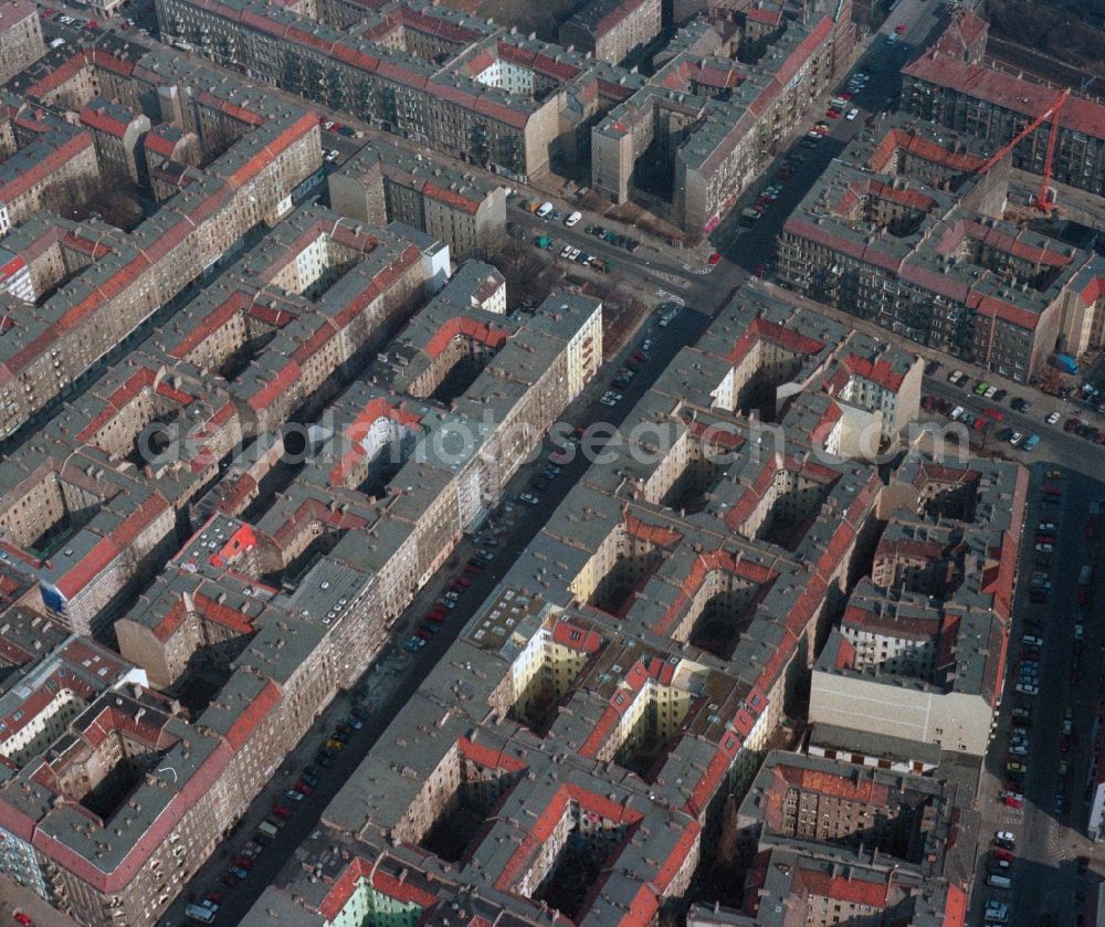 Aerial photograph Berlin - Roof and wall structures in residential area of a multi-family house settlement in Berlin - Weissensee