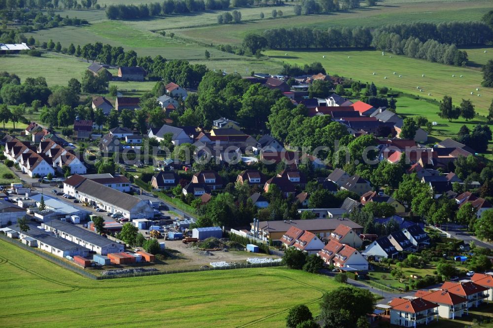 Blankenfelde-Mahlow from above - Roof and wall structures in residential area of a multi-family house settlement Golfplatzresidenz in Blankenfelde-Mahlow in the state Brandenburg