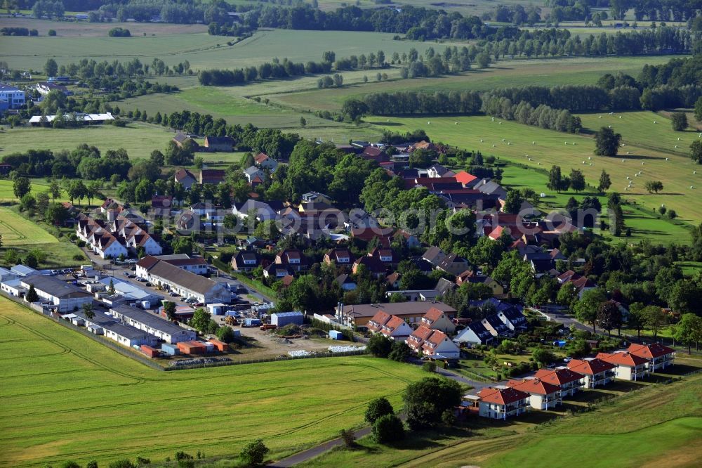 Blankenfelde-Mahlow from the bird's eye view: Roof and wall structures in residential area of a multi-family house settlement Golfplatzresidenz in Blankenfelde-Mahlow in the state Brandenburg