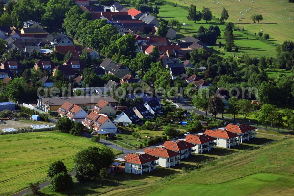 Aerial image Blankenfelde-Mahlow - Roof and wall structures in residential area of a multi-family house settlement Golfplatzresidenz in Blankenfelde-Mahlow in the state Brandenburg