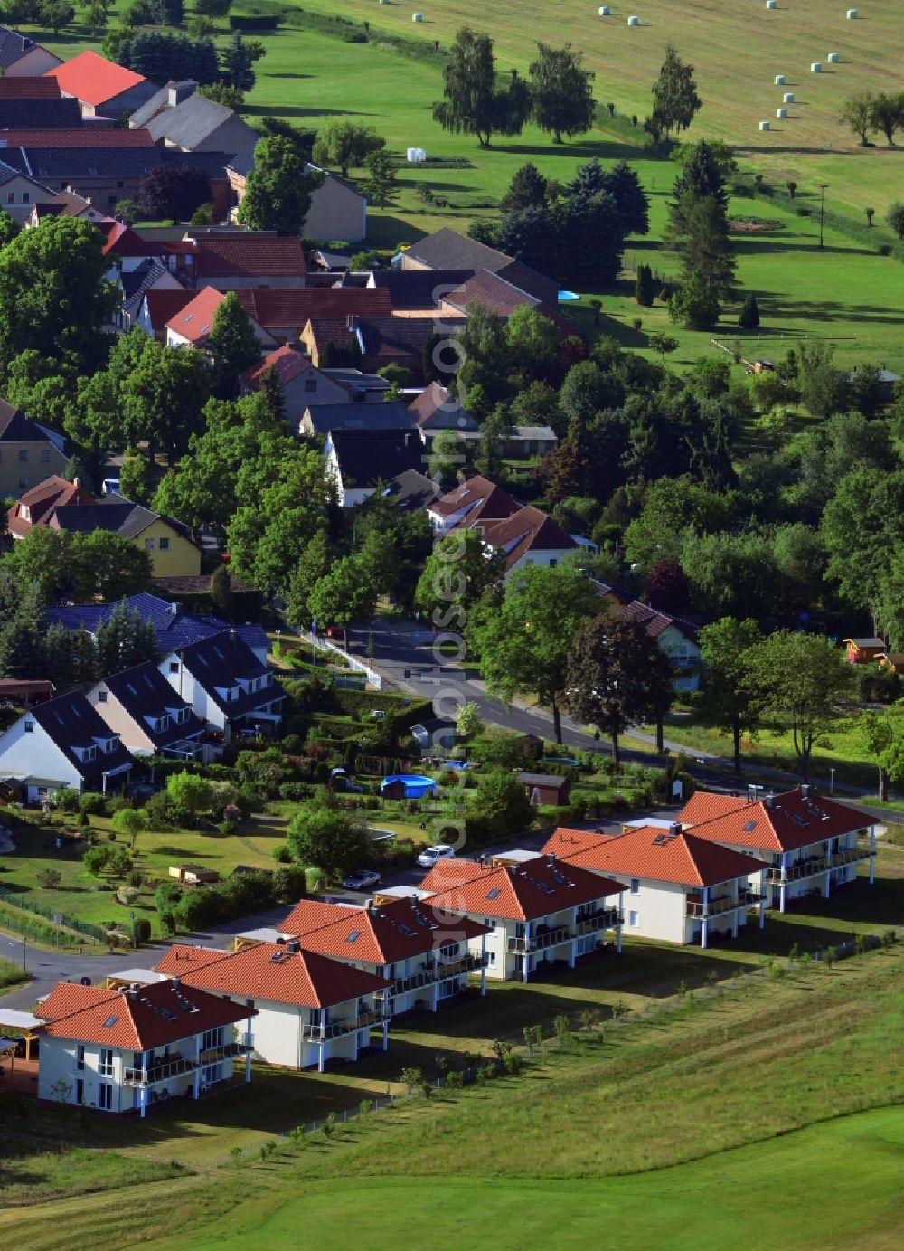 Aerial photograph Blankenfelde-Mahlow - Roof and wall structures in residential area of a multi-family house settlement Golfplatzresidenz in Blankenfelde-Mahlow in the state Brandenburg