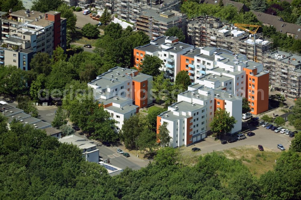 Bochum from the bird's eye view: Roof and wall structures in residential area of a multi-family house settlement Laerholzstrasse in Bochum in the state North Rhine-Westphalia