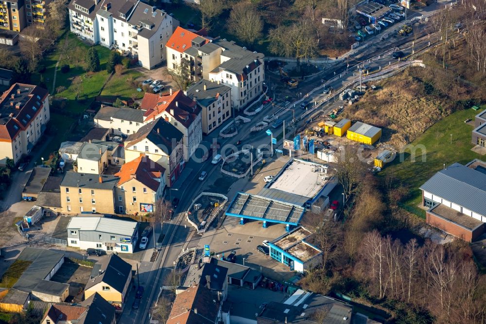 Aerial photograph Bochum - Residential area of a multi-family house settlement and a petrol station of the company Aral AG besides the road Hauptstrasse in Bochum in the state North Rhine-Westphalia