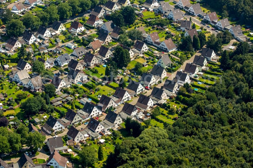 Bochum from the bird's eye view: Multi-family houses at the Heidackerstrasse in Bochum in the state North Rhine-Westphalia