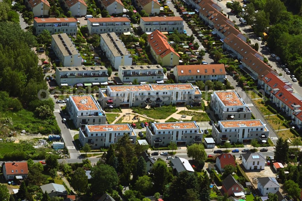 Aerial image Berlin - Residential area of the multi-family house settlement on Bohnsdorfer Weg - Knospengrund - Sprossengrund in the district Altglienicke in Berlin, Germany