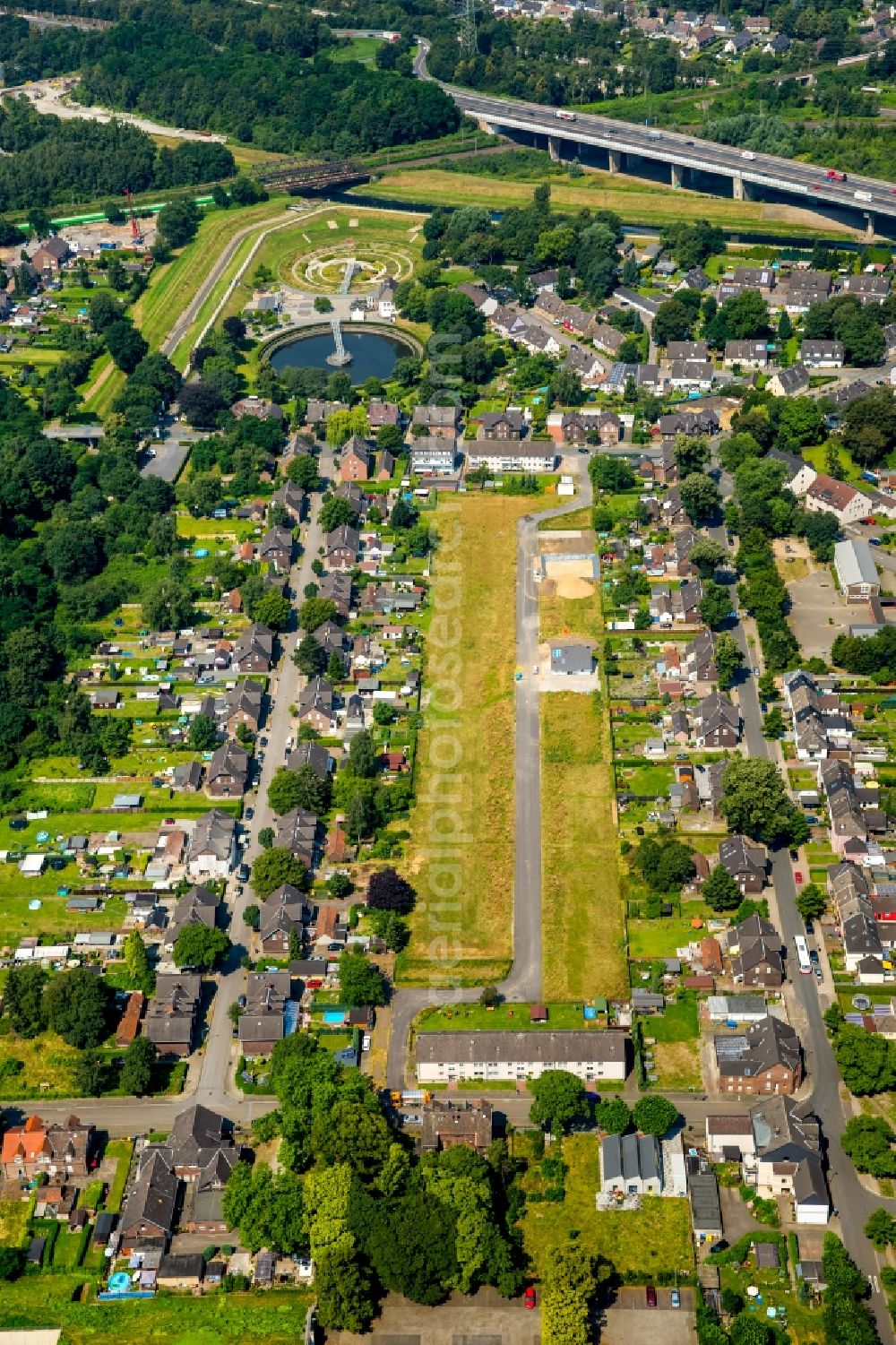 Bottrop from the bird's eye view: Residential area of a multi-family house settlement between the Schuermann street und the Bergbau street in Bottrop- Ebel in the state North Rhine-Westphalia