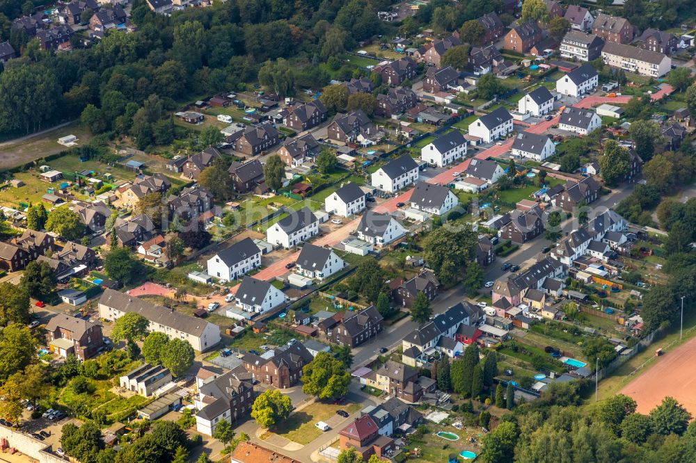 Aerial photograph Bottrop - Residential area of a multi-family house settlement between the Schuermann street und the Bergbau street in Bottrop- Ebel in the state North Rhine-Westphalia