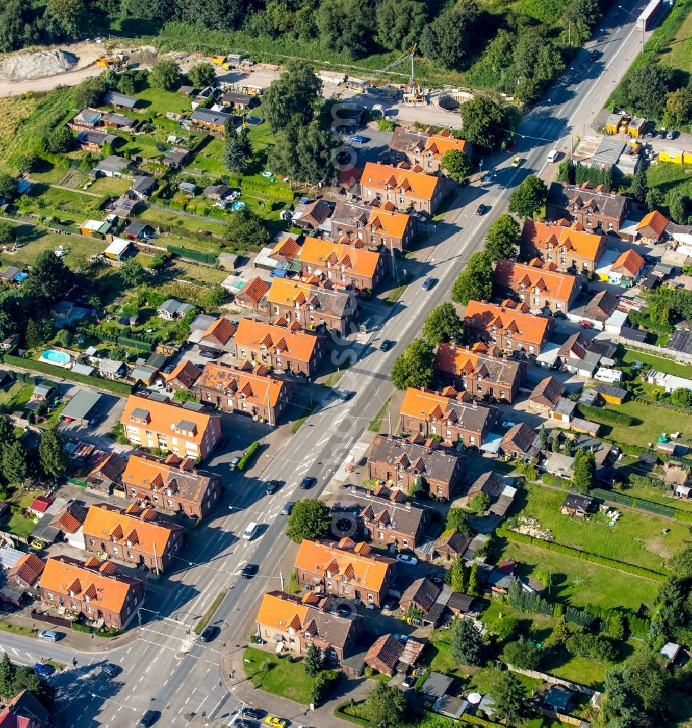 Bottrop from the bird's eye view: Residential area of a multi-family house settlement Rheinbabensiedlung Gladbecker street - Stenkhoffstrasse in Bottrop in the state North Rhine-Westphalia