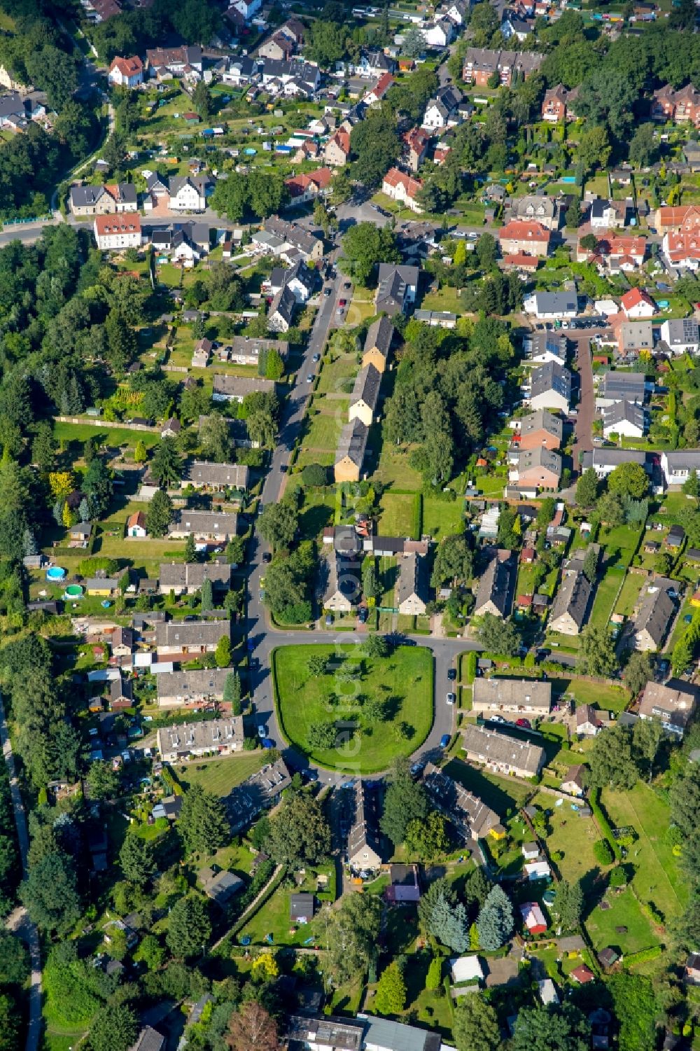 Bottrop from the bird's eye view: Residential area of a multi-family house settlement at the Sydowstrasse in Bottrop in the state North Rhine-Westphalia