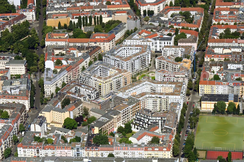 Berlin from the bird's eye view: Residential area of the multi-family house settlement Box Seven on Freudenberg- Areal in Wohngebiet on Boxhagener Strasse Holteistrasse and Weserstrasse in the district Friedrichshain in Berlin, Germany