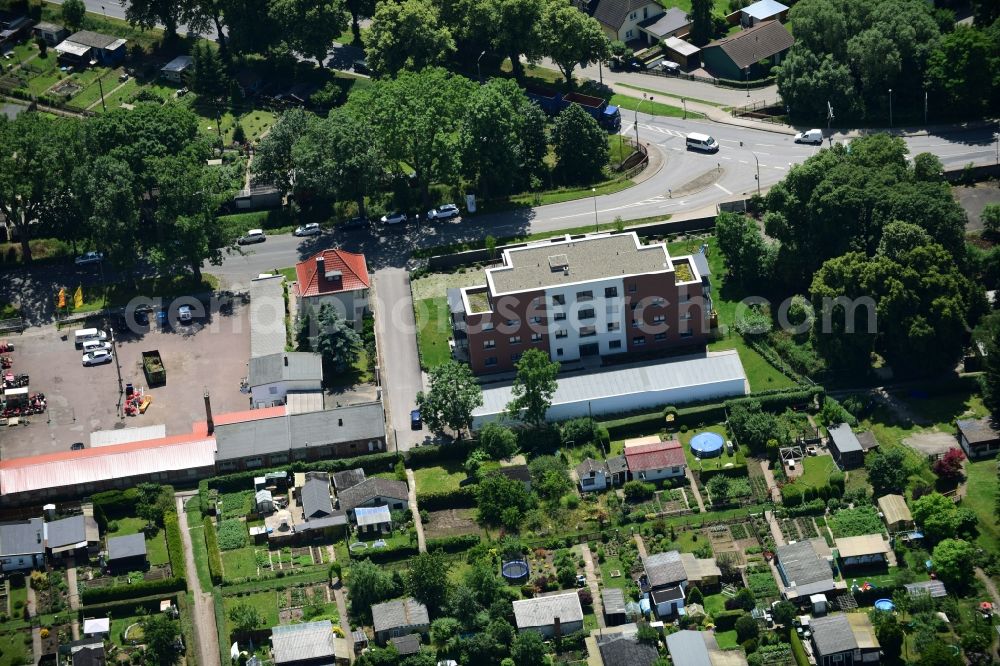 Aerial image Halberstadt - Residential area of a multi-family house settlement Braunschweiger Strasse - Feldweg in Halberstadt in the state Saxony-Anhalt