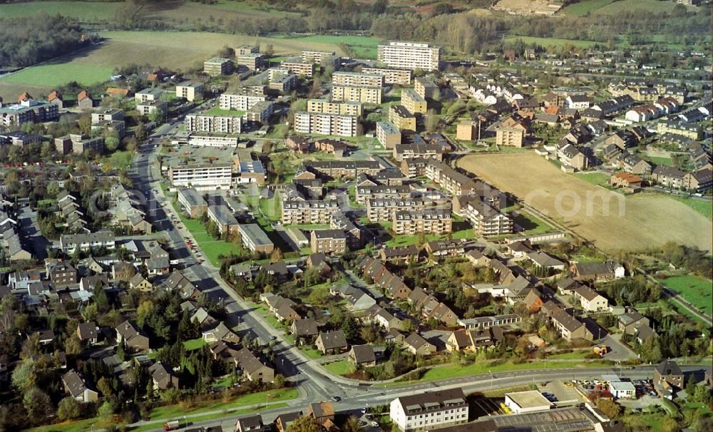 Aerial photograph Kamp-Lintfort - Residential area of a multi-family house settlement Buergermeister-Schmelzing-Strasse in Kamp-Lintfort in the state North Rhine-Westphalia