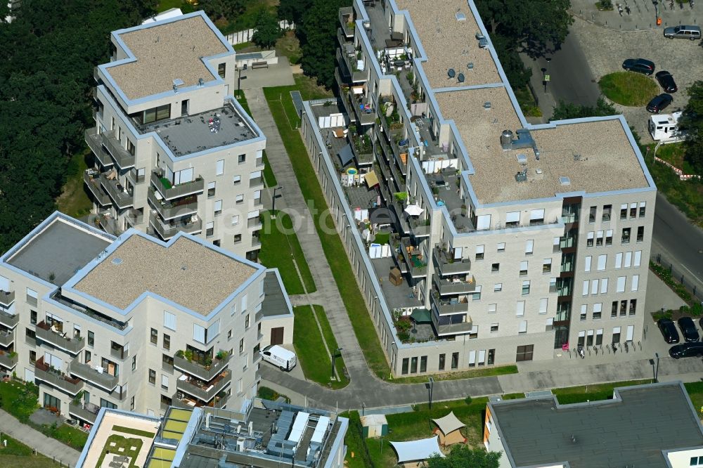 Aerial photograph Berlin - Residential area of the multi-family house settlement on Carlsgarten in the district Karlshorst in Berlin, Germany