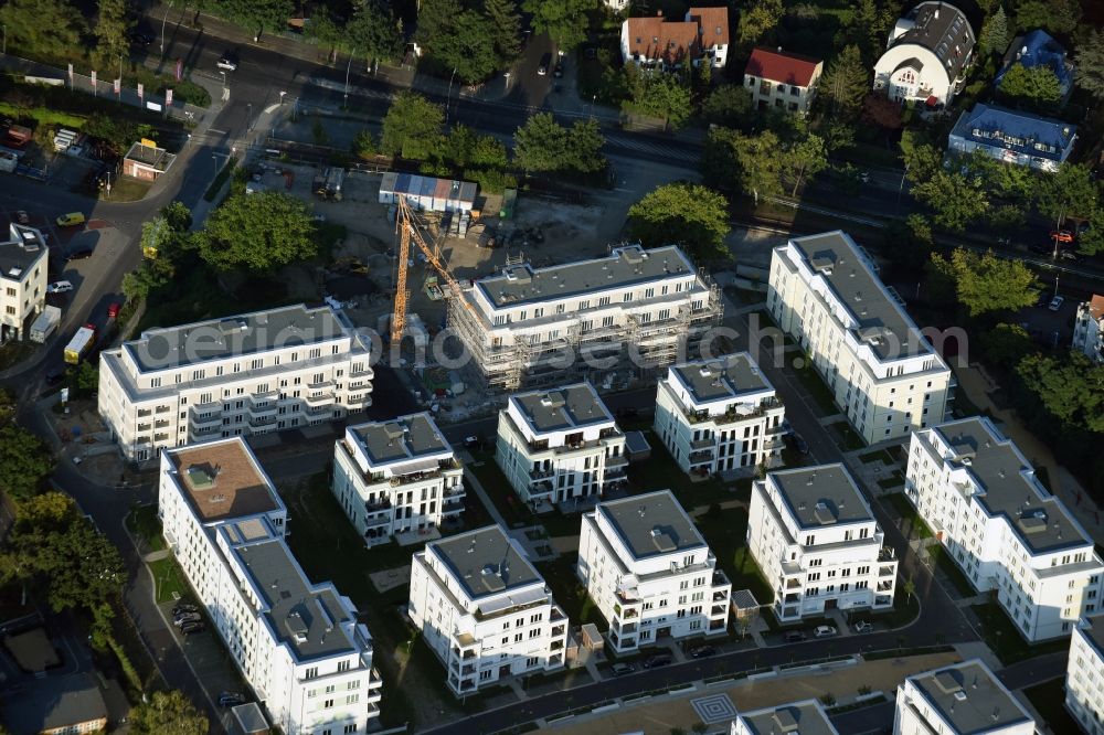 Berlin from above - Residential area of the multi-family house settlement Cedelia Quartier on Dahlemer Weg - Biesheimring - Robert-W.-Kempner-Strasse - Lutterbacher Strasse in the district Zehlendorf in Berlin, Germany