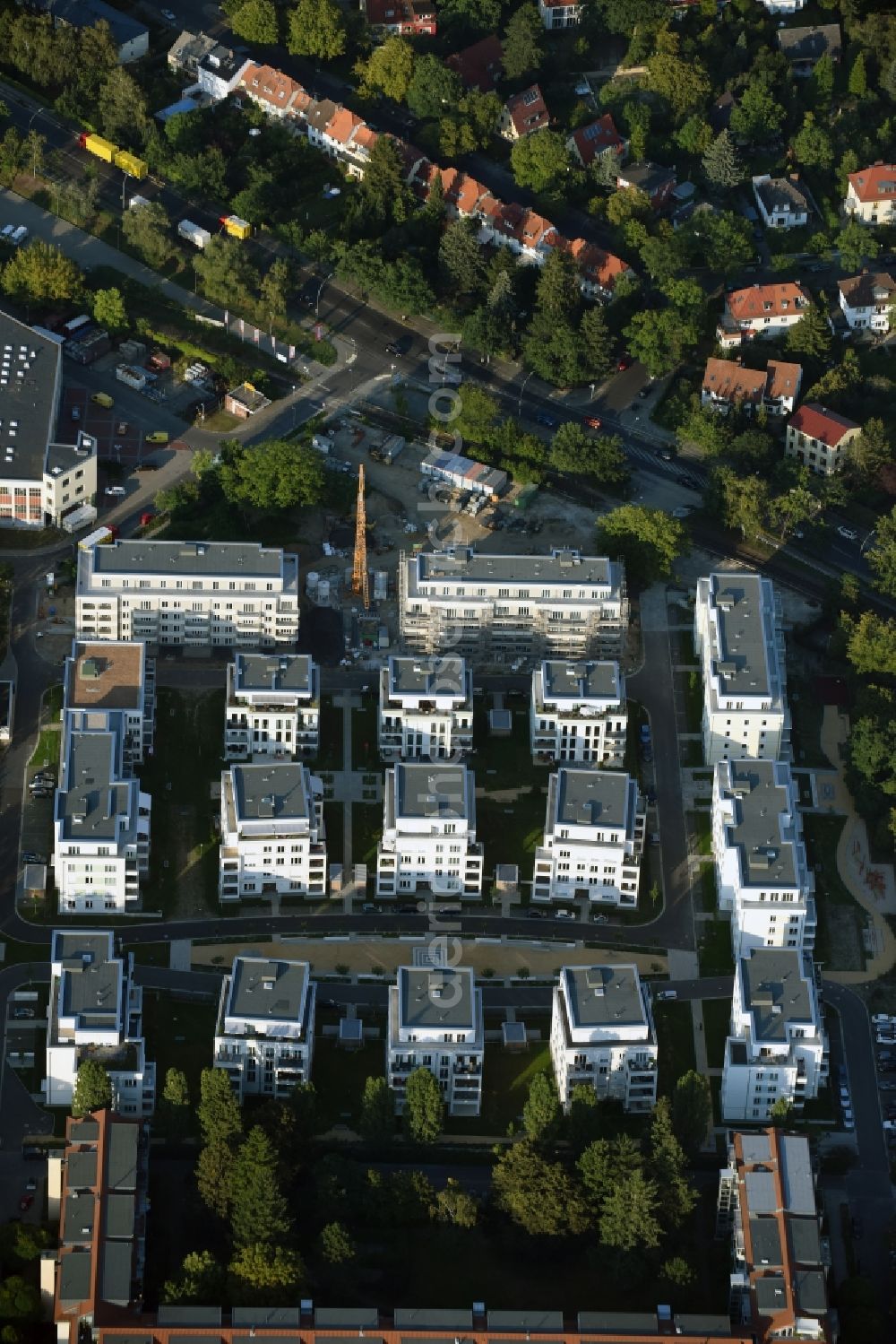 Aerial photograph Berlin - Residential area of the multi-family house settlement Cedelia Quartier on Dahlemer Weg - Biesheimring - Robert-W.-Kempner-Strasse - Lutterbacher Strasse in the district Zehlendorf in Berlin, Germany